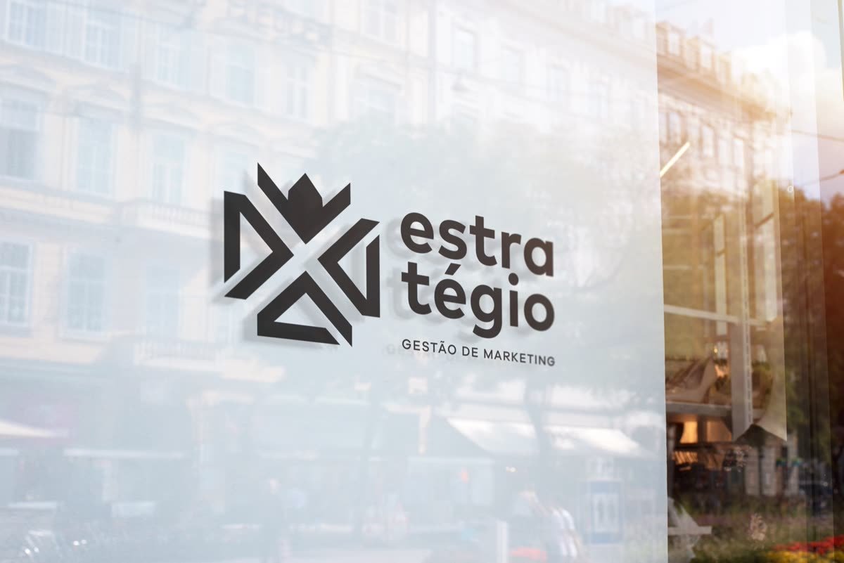 Logo da Estratégio aplicado em vidro